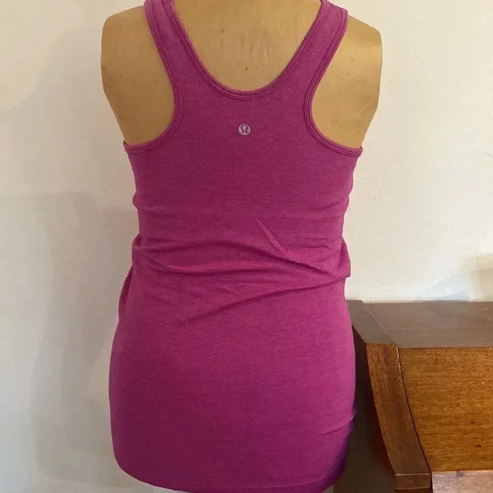 Lululemon sz 8 Seamlessly Covered Tank heathered Ultra Violet with pads EUC